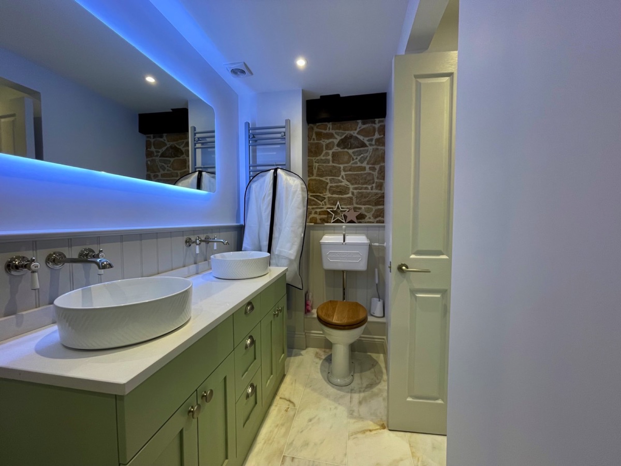 Luxury Retreat — detail view